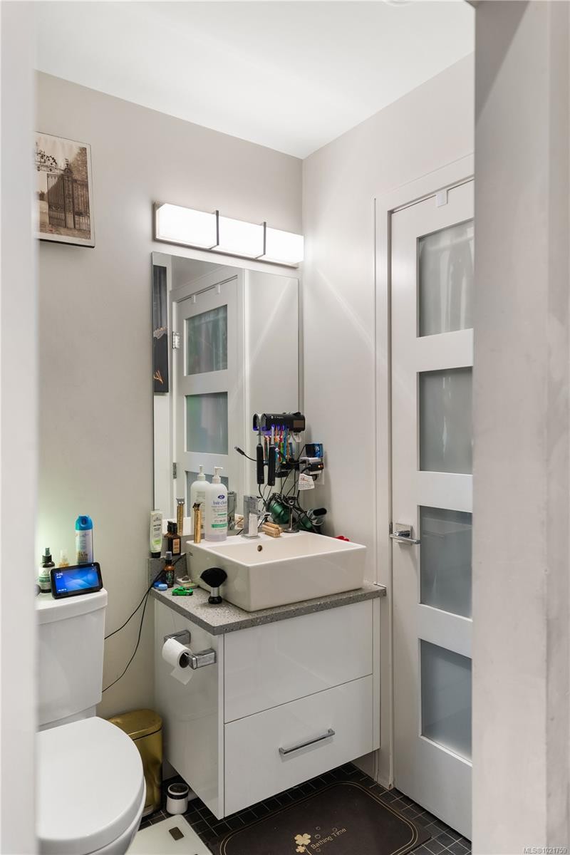 N405-1105 Pandora Ave, Victoria, BC - Indoor Photo Showing Bathroom