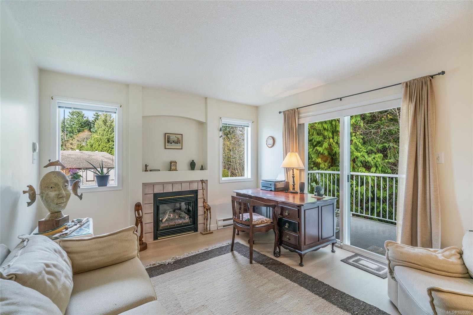 205-440 Schley Pl, Qualicum Beach, BC - Indoor Photo Showing Living Room With Fireplace