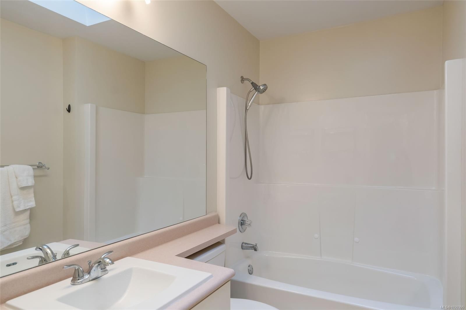 205-440 Schley Pl, Qualicum Beach, BC - Indoor Photo Showing Bathroom