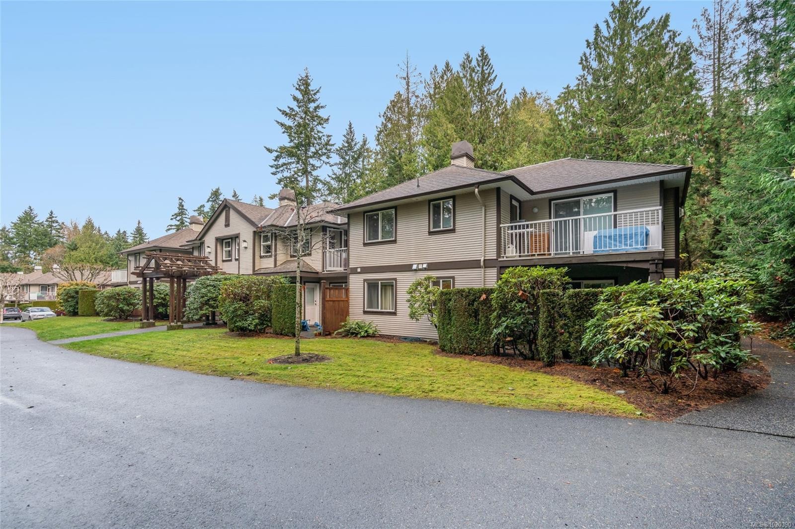 205-440 Schley Pl, Qualicum Beach, BC - Outdoor With Facade