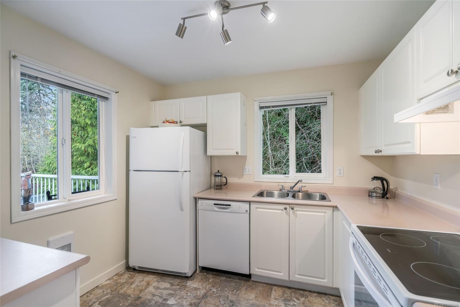 205-440 Schley Pl, Qualicum Beach, BC - Indoor Photo Showing Kitchen With Double Sink