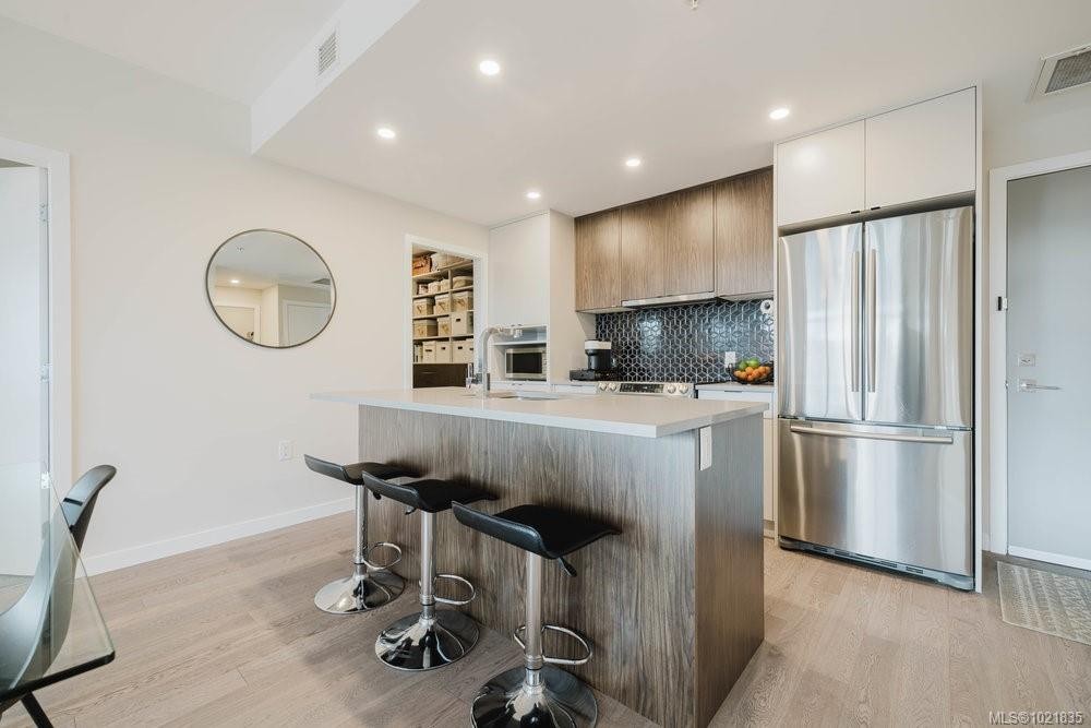 210-881 Short St, Saanich, BC - Indoor Photo Showing Kitchen With Stainless Steel Kitchen With Upgraded Kitchen
