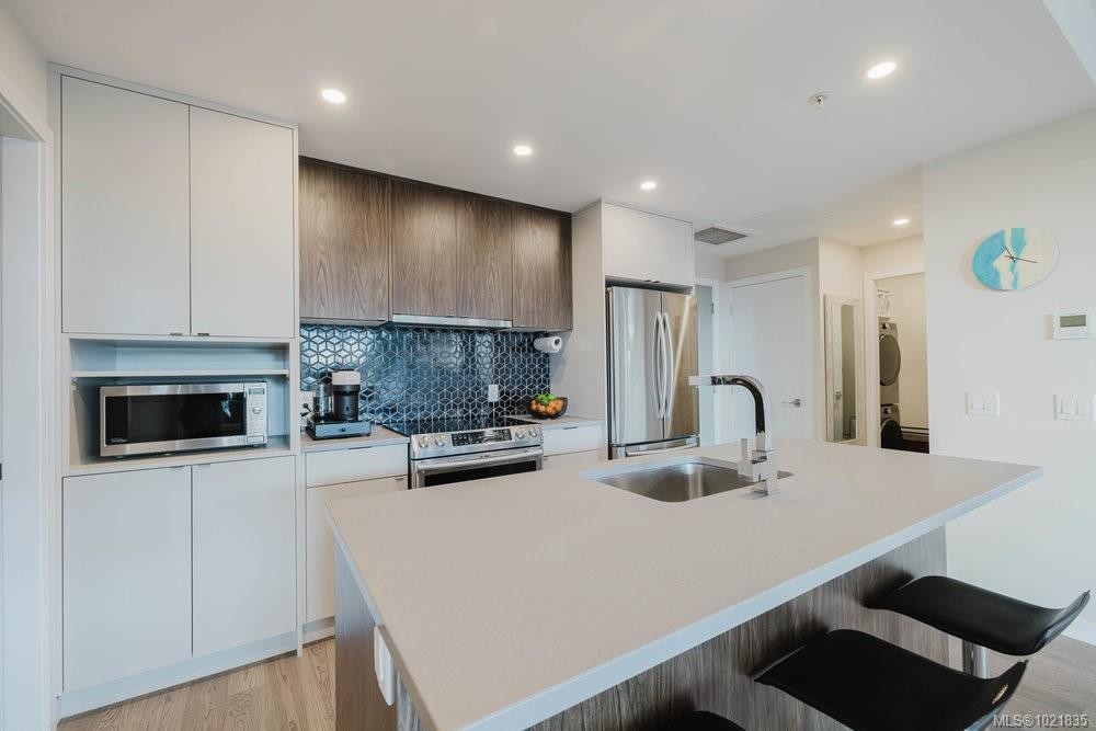 210-881 Short St, Saanich, BC - Indoor Photo Showing Kitchen With Upgraded Kitchen