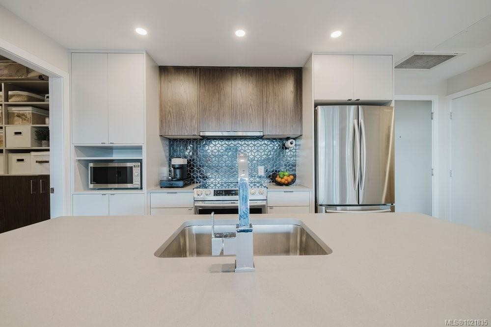 210-881 Short St, Saanich, BC - Indoor Photo Showing Kitchen With Double Sink
