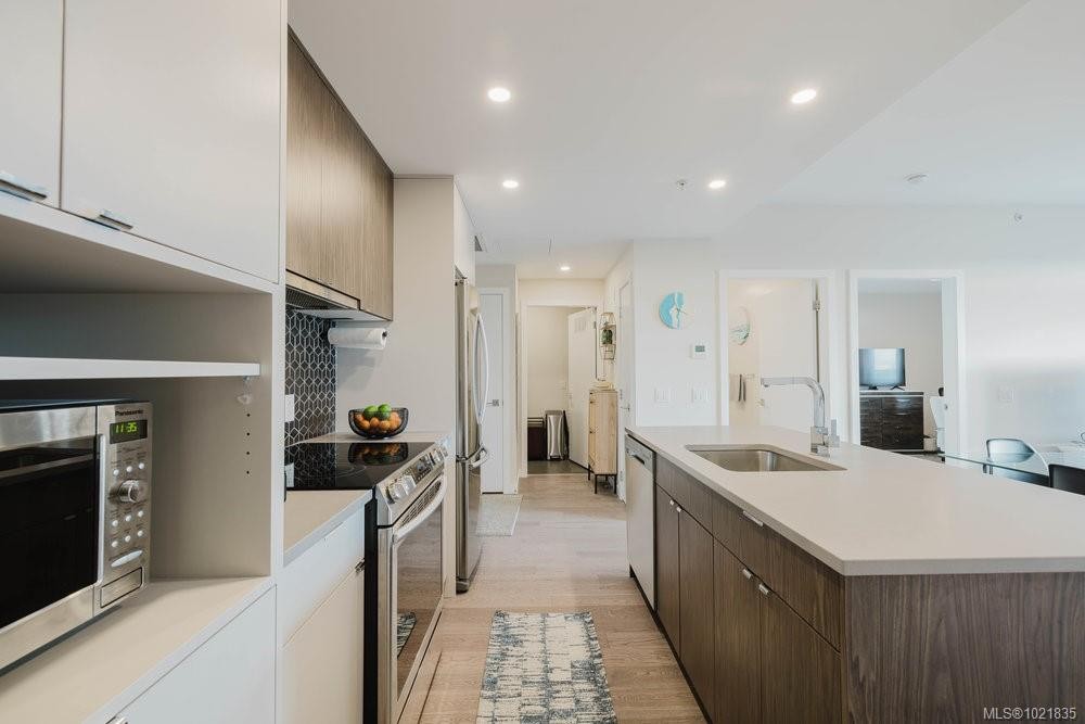 210-881 Short St, Saanich, BC - Indoor Photo Showing Kitchen