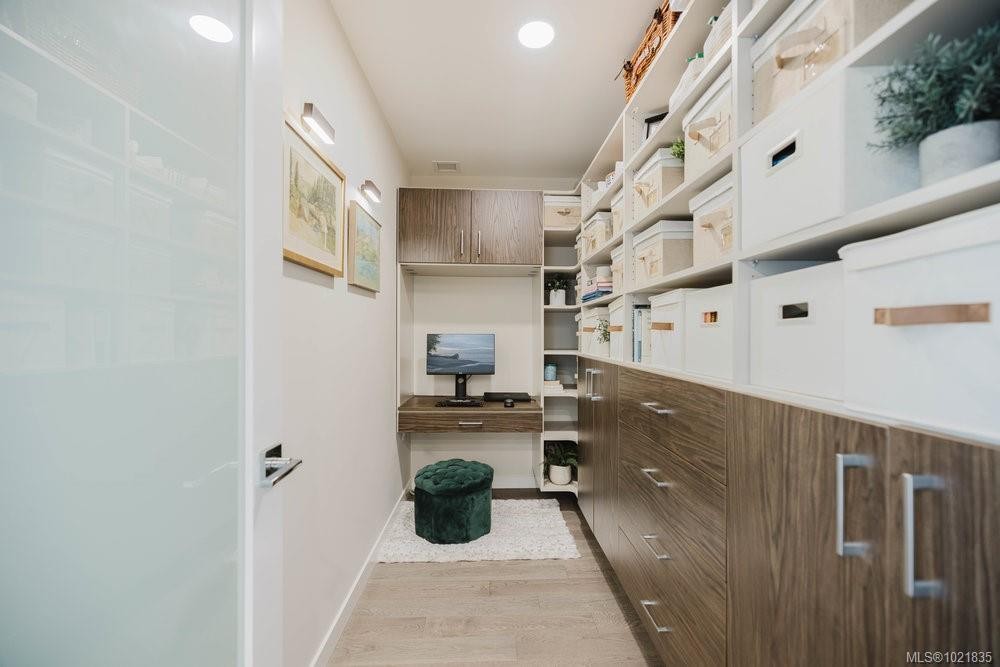 210-881 Short St, Saanich, BC - Indoor