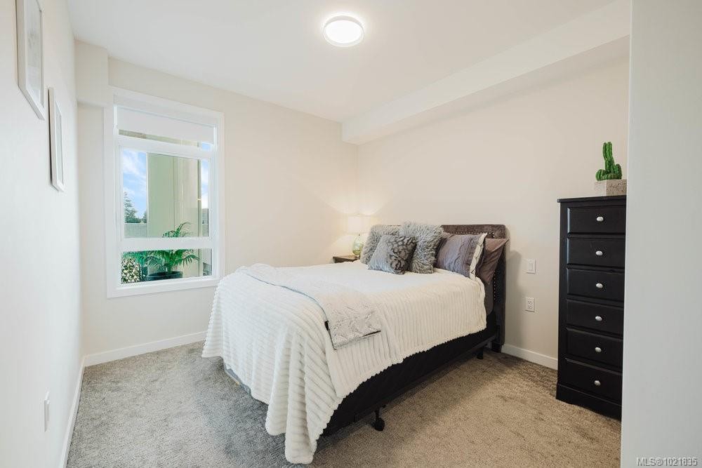 210-881 Short St, Saanich, BC - Indoor Photo Showing Bedroom