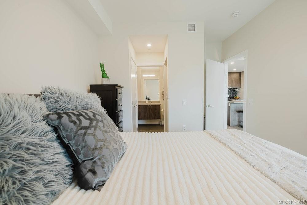 210-881 Short St, Saanich, BC - Indoor Photo Showing Bedroom