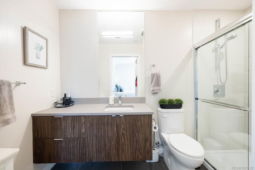 210-881 Short St, Saanich, BC - Indoor Photo Showing Bathroom
