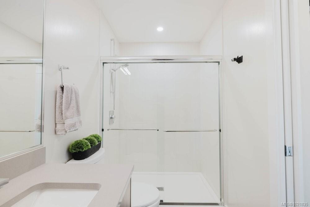 210-881 Short St, Saanich, BC - Indoor Photo Showing Bathroom