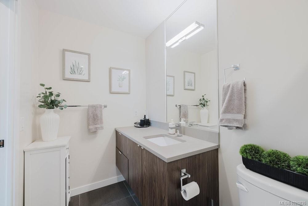 210-881 Short St, Saanich, BC - Indoor Photo Showing Bathroom