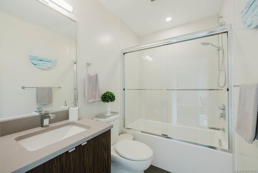 210-881 Short St, Saanich, BC - Indoor Photo Showing Bathroom