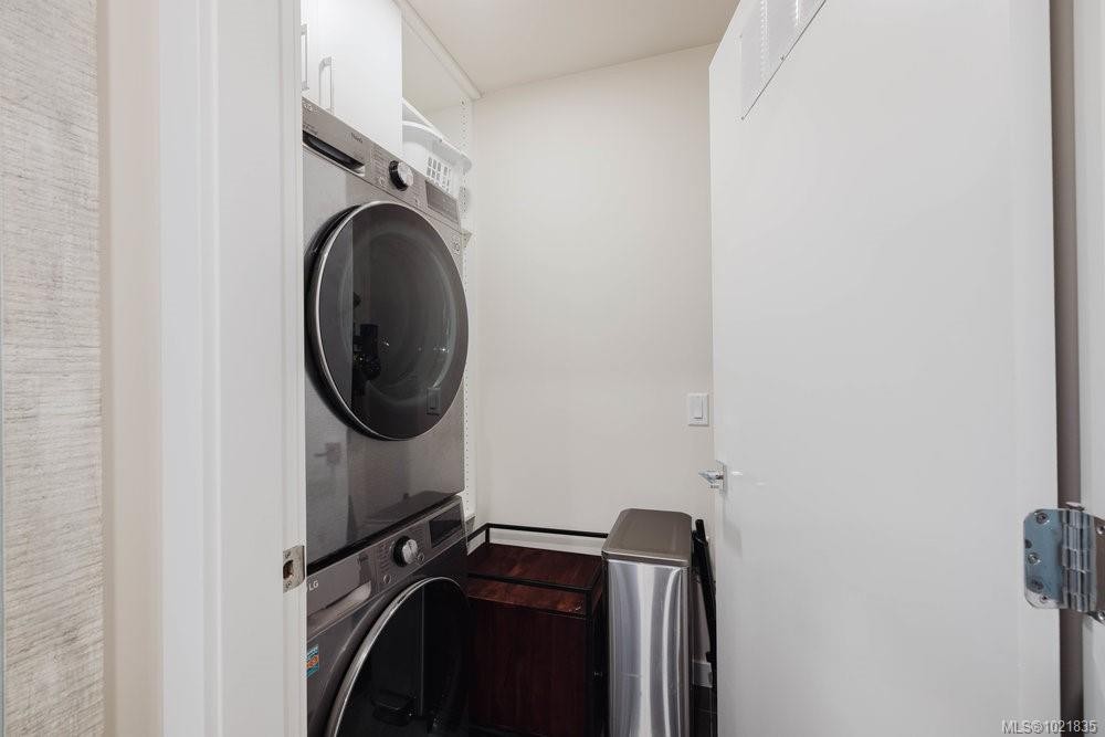 210-881 Short St, Saanich, BC - Indoor Photo Showing Laundry Room
