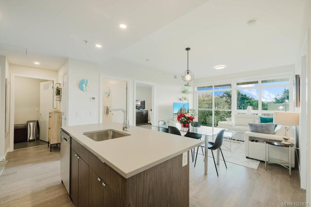 210-881 Short St, Saanich, BC - Indoor Photo Showing Kitchen