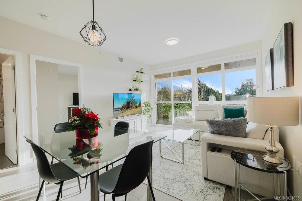 210-881 Short St, Saanich, BC - Indoor