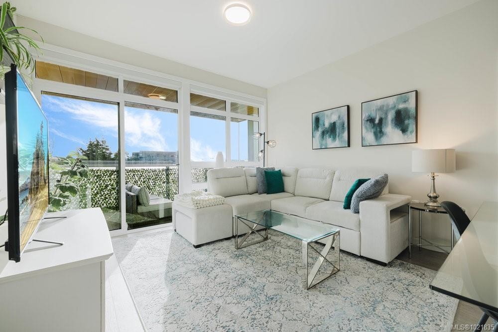 210-881 Short St, Saanich, BC - Indoor Photo Showing Living Room