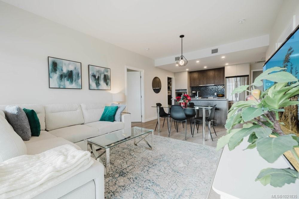 210-881 Short St, Saanich, BC - Indoor Photo Showing Living Room