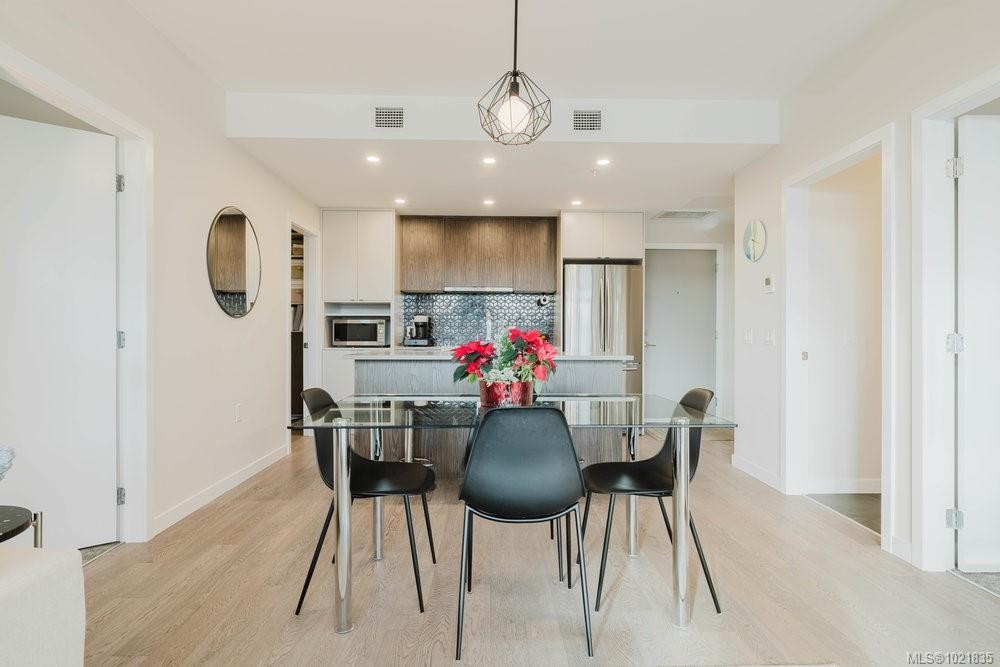 210-881 Short St, Saanich, BC - Indoor Photo Showing Dining Room