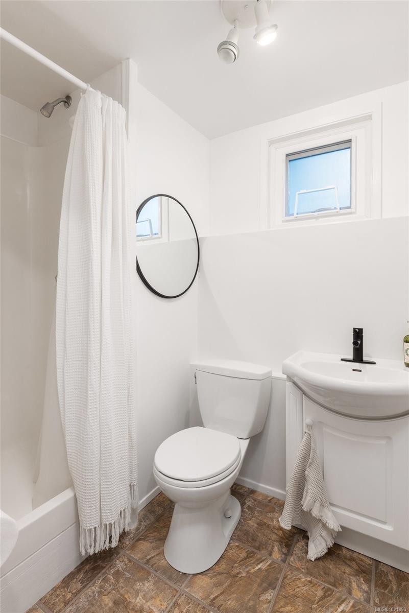 492 Meredith Cres, Saanich, BC