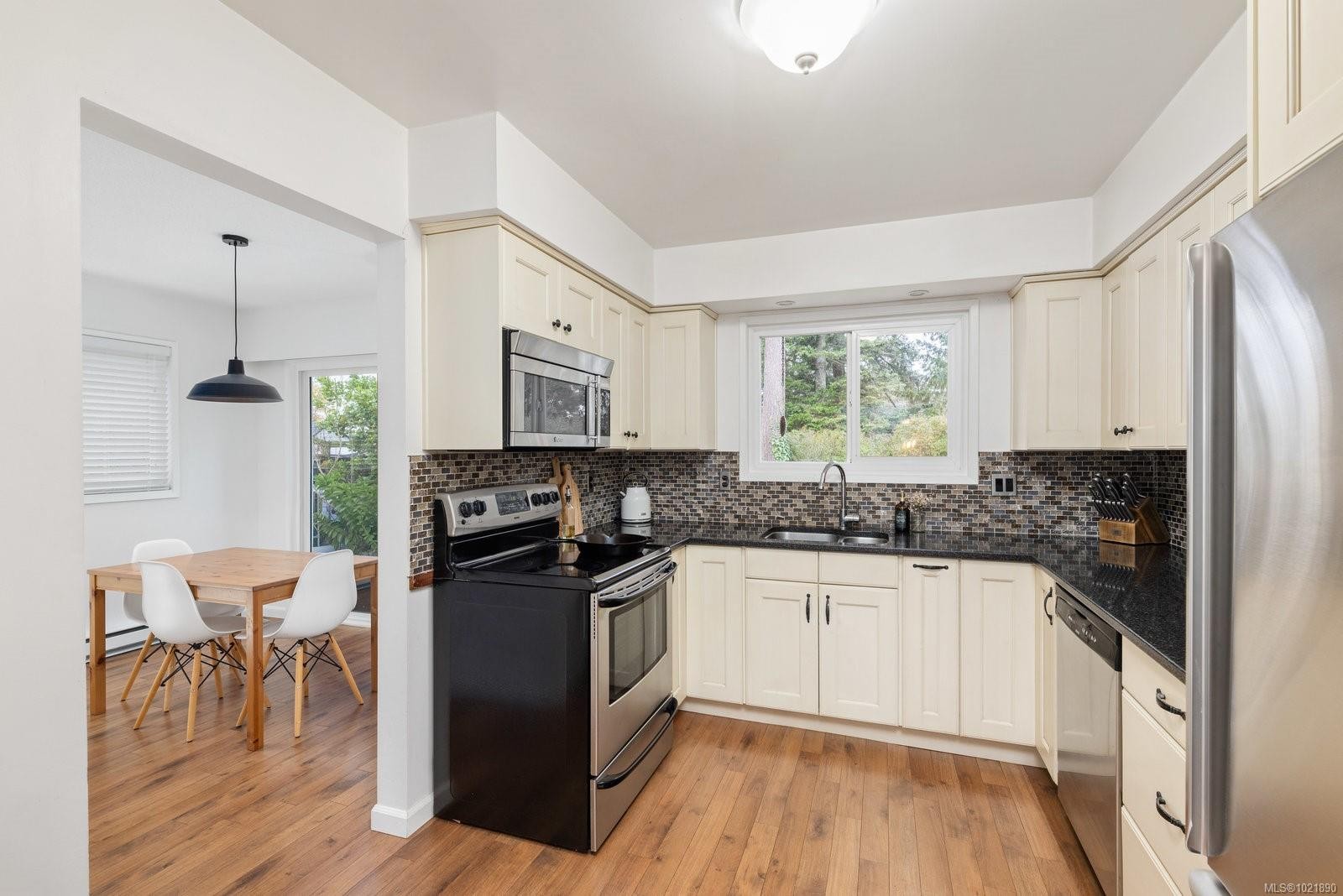 492 Meredith Cres, Saanich, BC