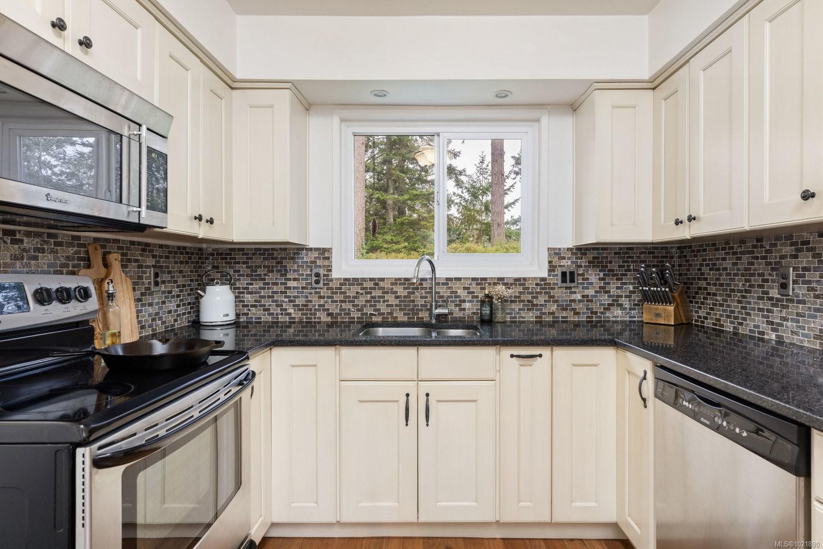 492 Meredith Cres, Saanich, BC