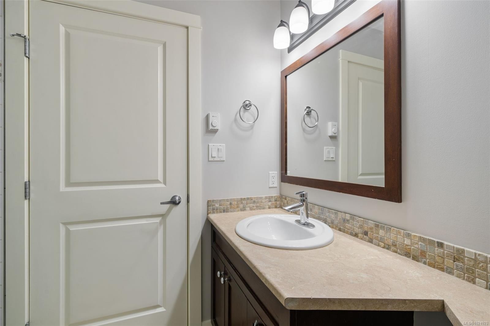 210-201 Nursery Hill Dr, View Royal, BC - Indoor Photo Showing Bathroom