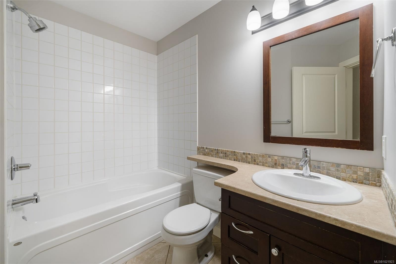210-201 Nursery Hill Dr, View Royal, BC - Indoor Photo Showing Bathroom