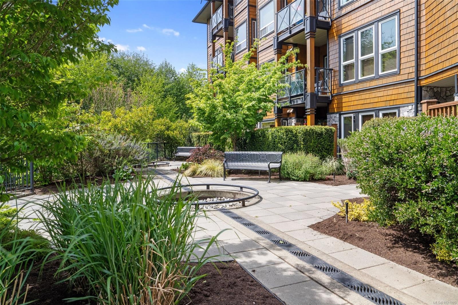 210-201 Nursery Hill Dr, View Royal, BC - Outdoor