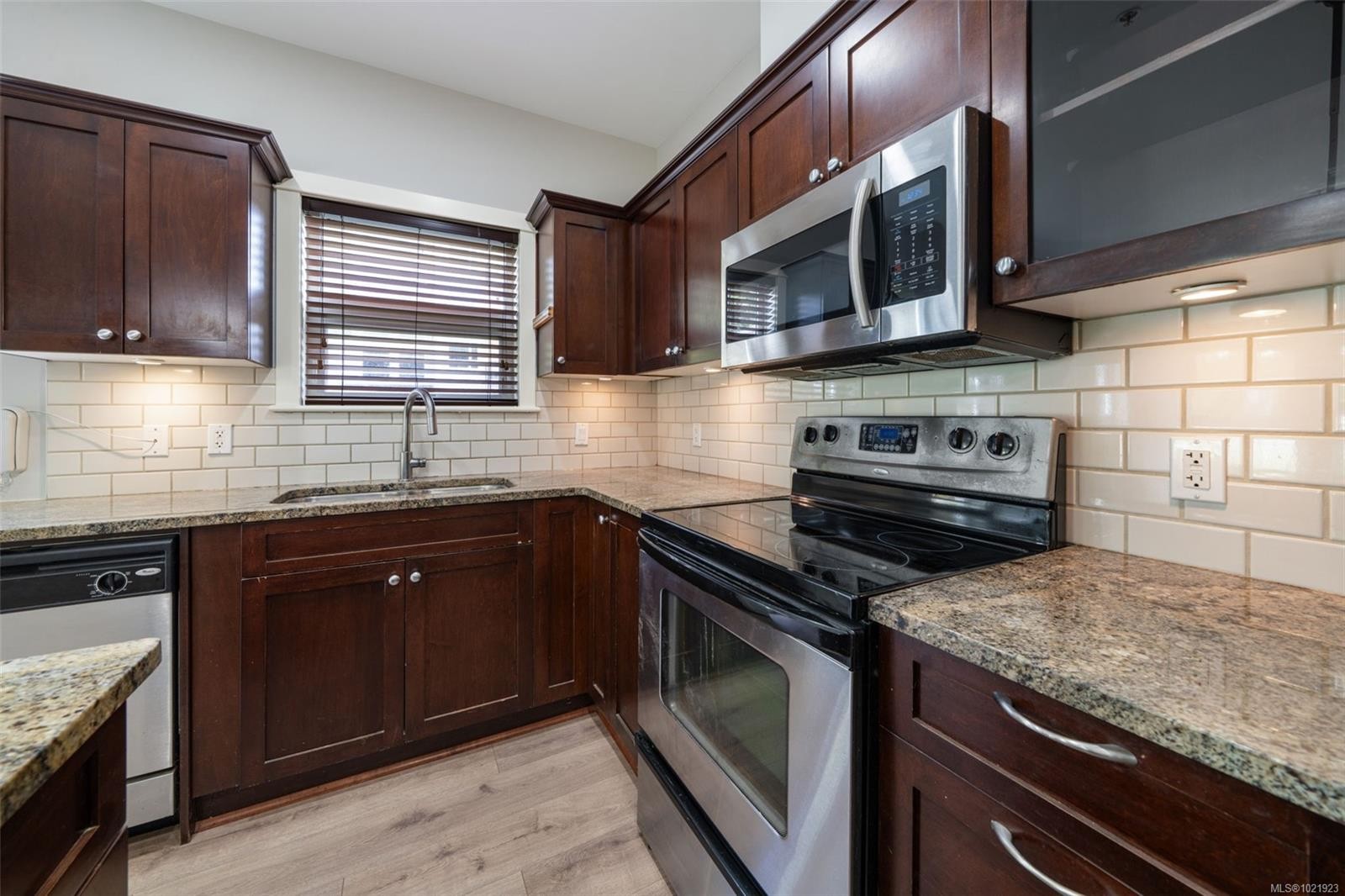 210-201 Nursery Hill Dr, View Royal, BC - Indoor Photo Showing Kitchen