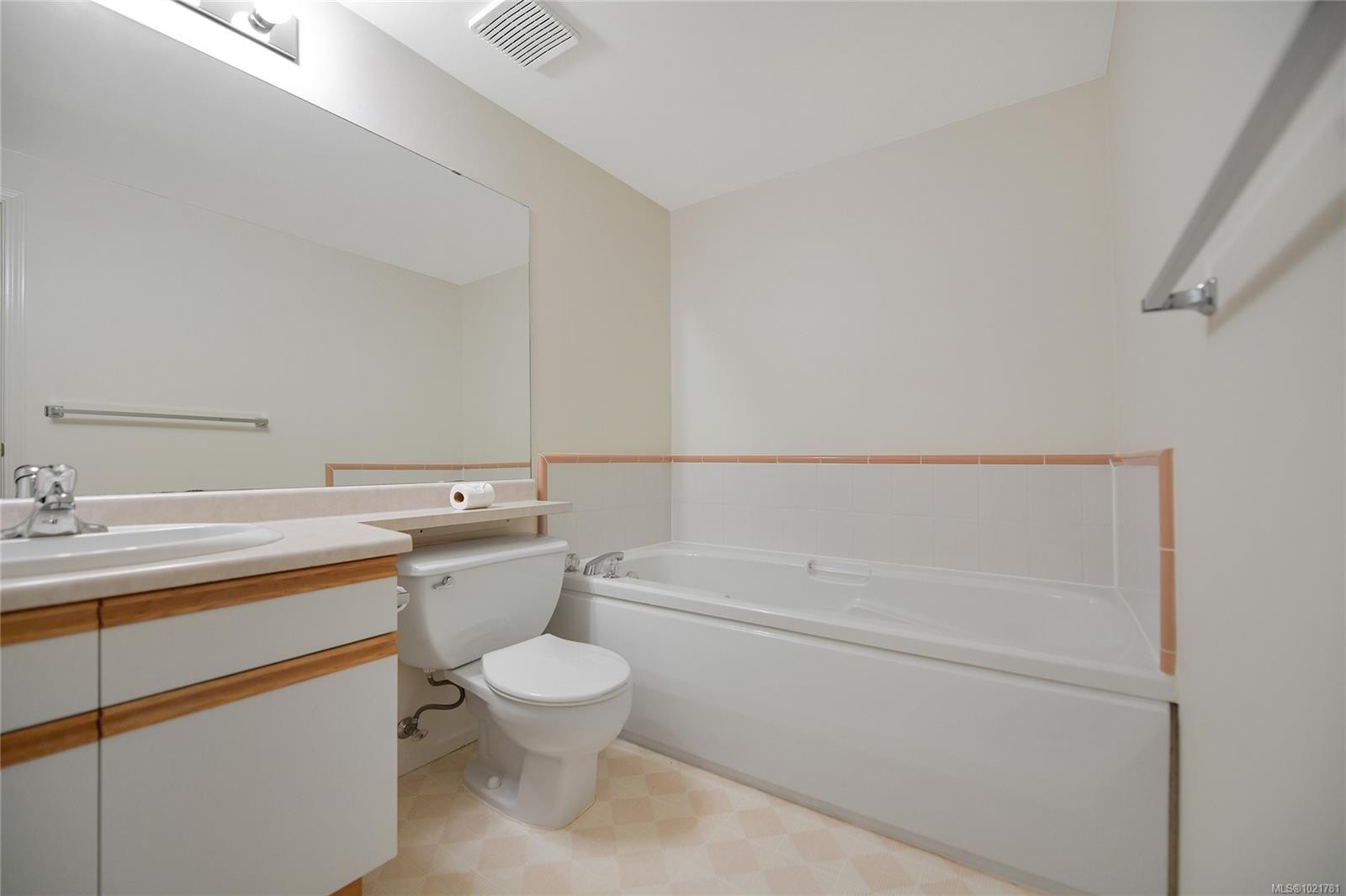 1131-2600 Ferguson Rd, Central Saanich, BC - Indoor Photo Showing Bathroom