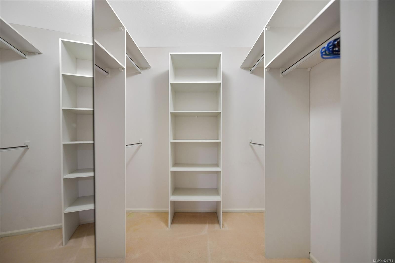 1131-2600 Ferguson Rd, Central Saanich, BC - Indoor With Storage