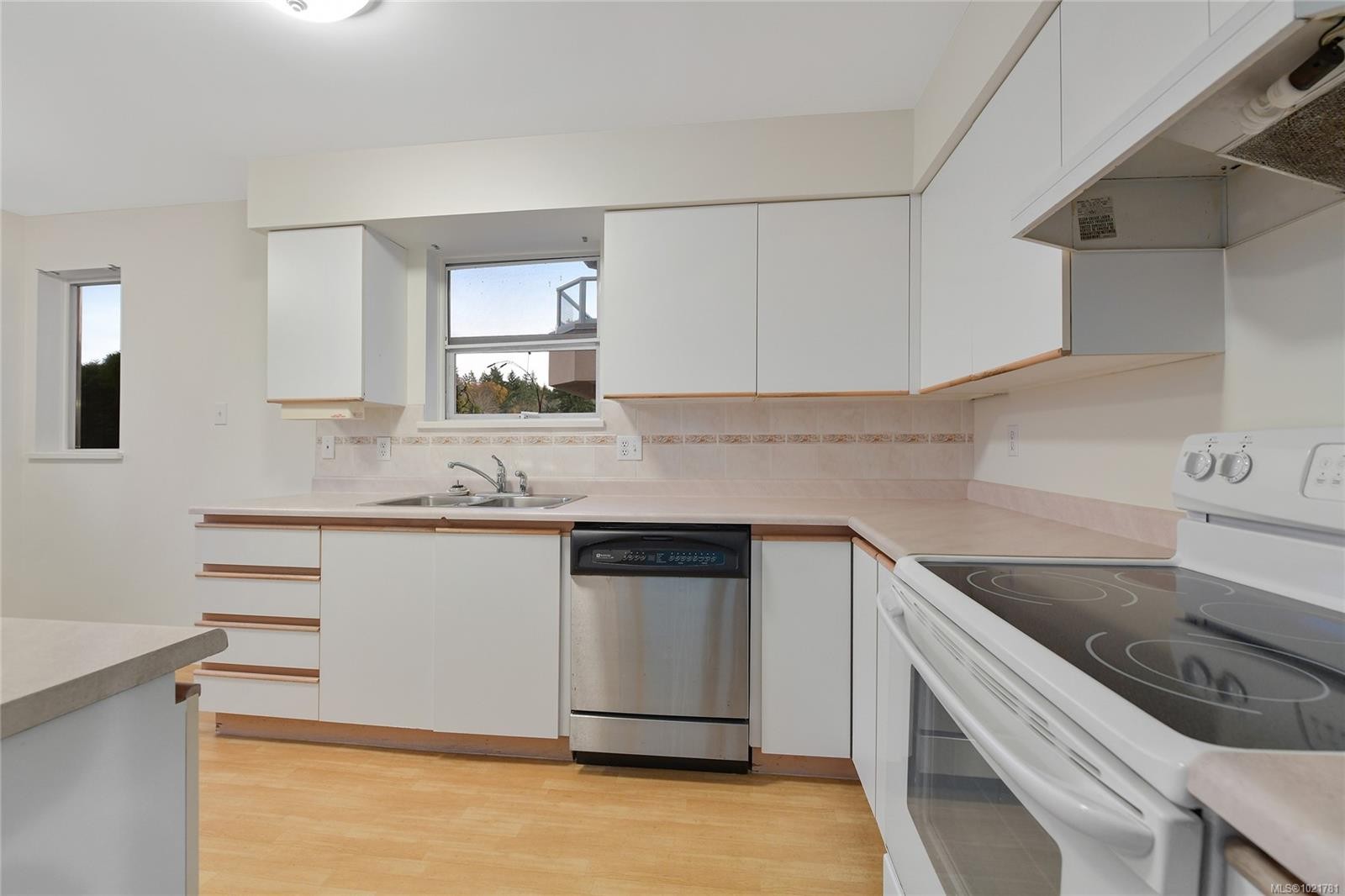 1131-2600 Ferguson Rd, Central Saanich, BC - Indoor Photo Showing Kitchen With Double Sink