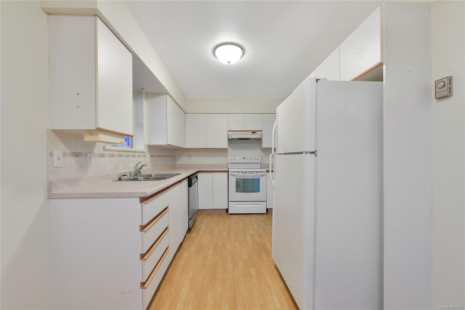 1131-2600 Ferguson Rd, Central Saanich, BC - Indoor Photo Showing Kitchen With Double Sink