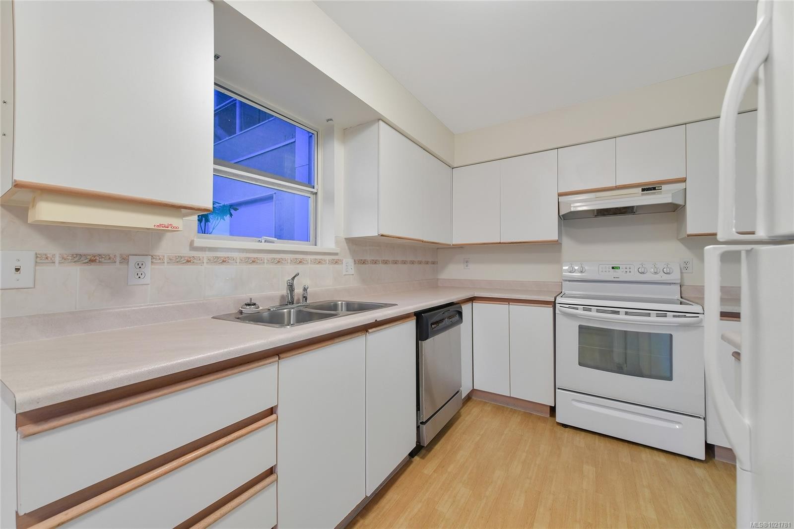 1131-2600 Ferguson Rd, Central Saanich, BC - Indoor Photo Showing Kitchen With Double Sink