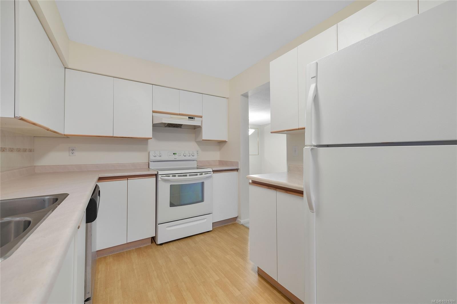 1131-2600 Ferguson Rd, Central Saanich, BC - Indoor Photo Showing Kitchen With Double Sink