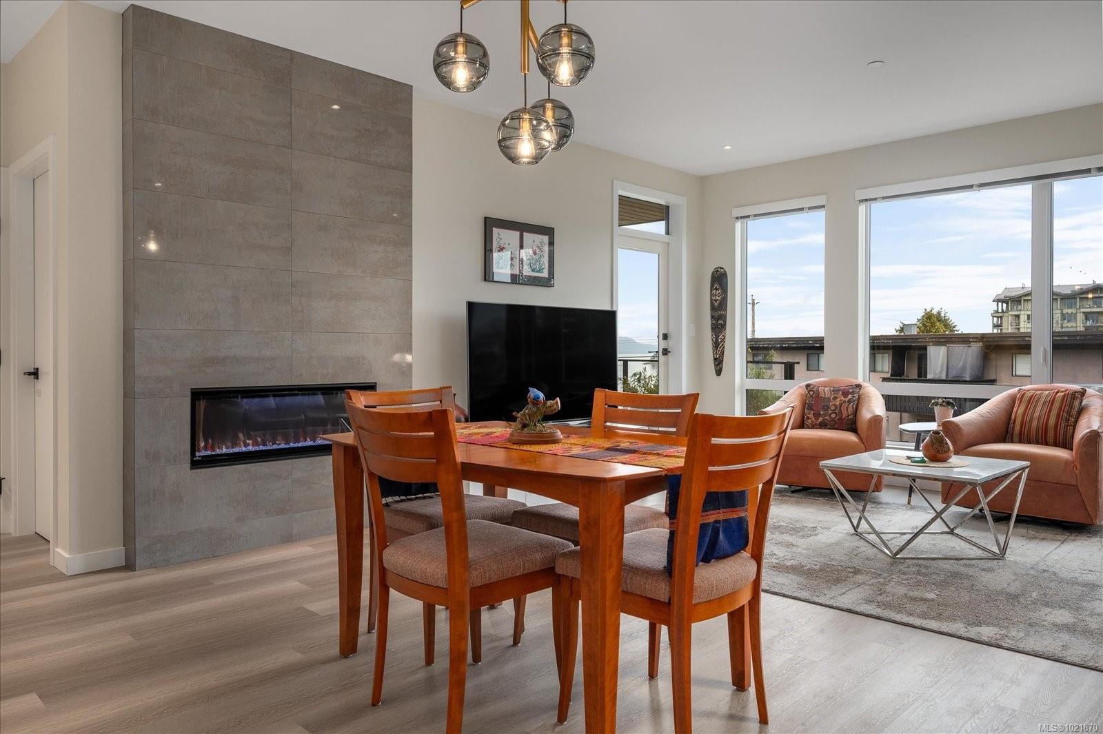 204-100 Lombardy St, Parksville, BC - Indoor With Fireplace