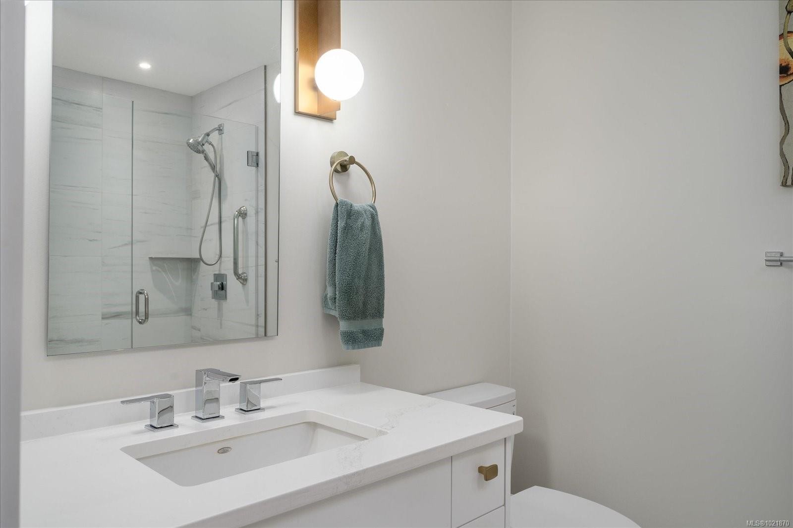 204-100 Lombardy St, Parksville, BC - Indoor Photo Showing Bathroom