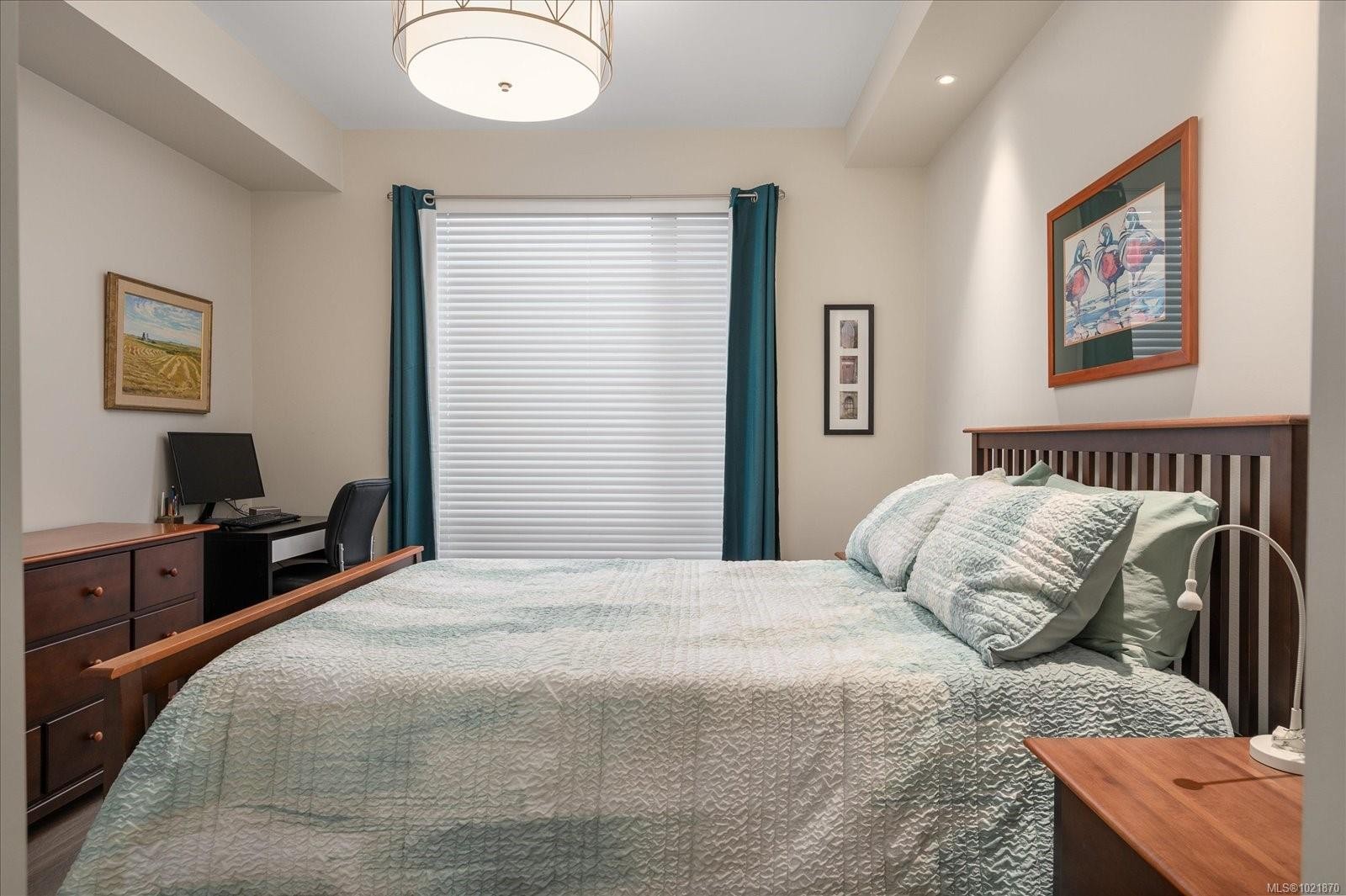 204-100 Lombardy St, Parksville, BC - Indoor Photo Showing Bedroom