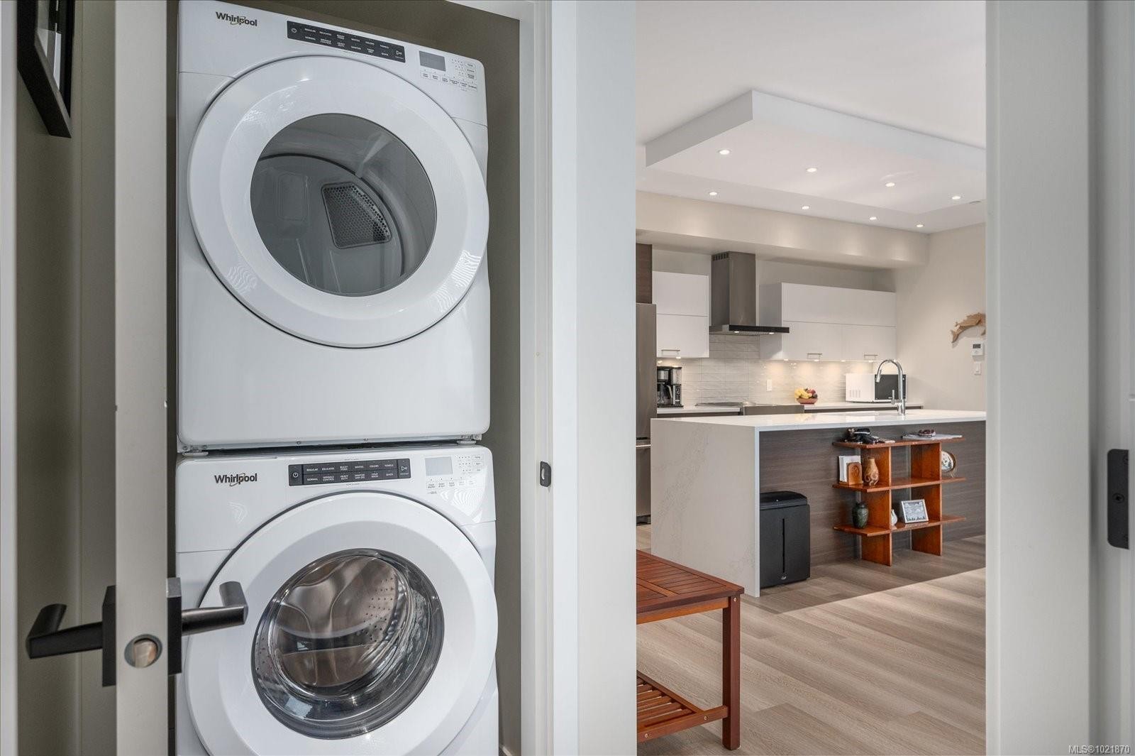 204-100 Lombardy St, Parksville, BC - Indoor Photo Showing Laundry Room