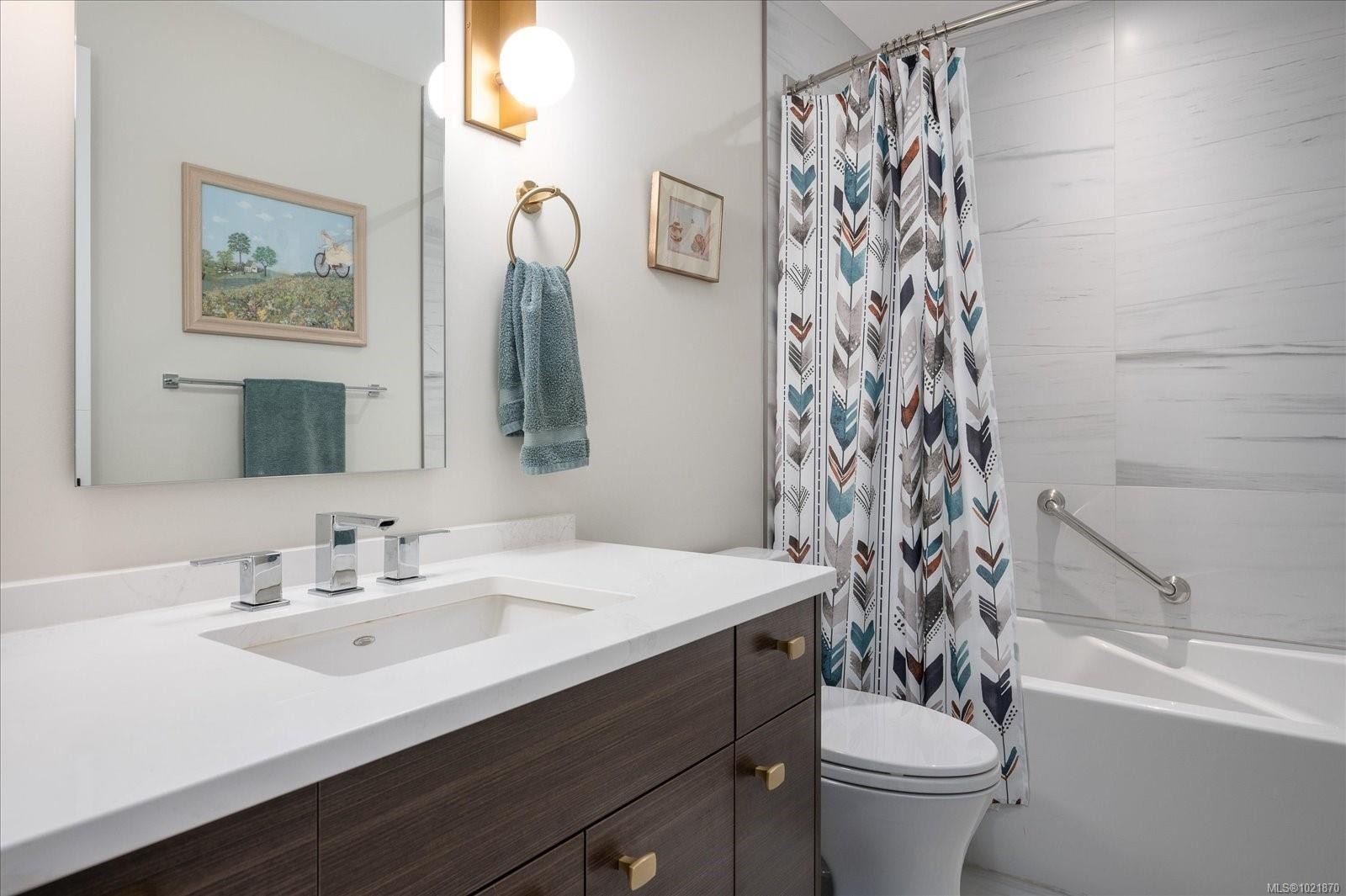 204-100 Lombardy St, Parksville, BC - Indoor Photo Showing Bathroom