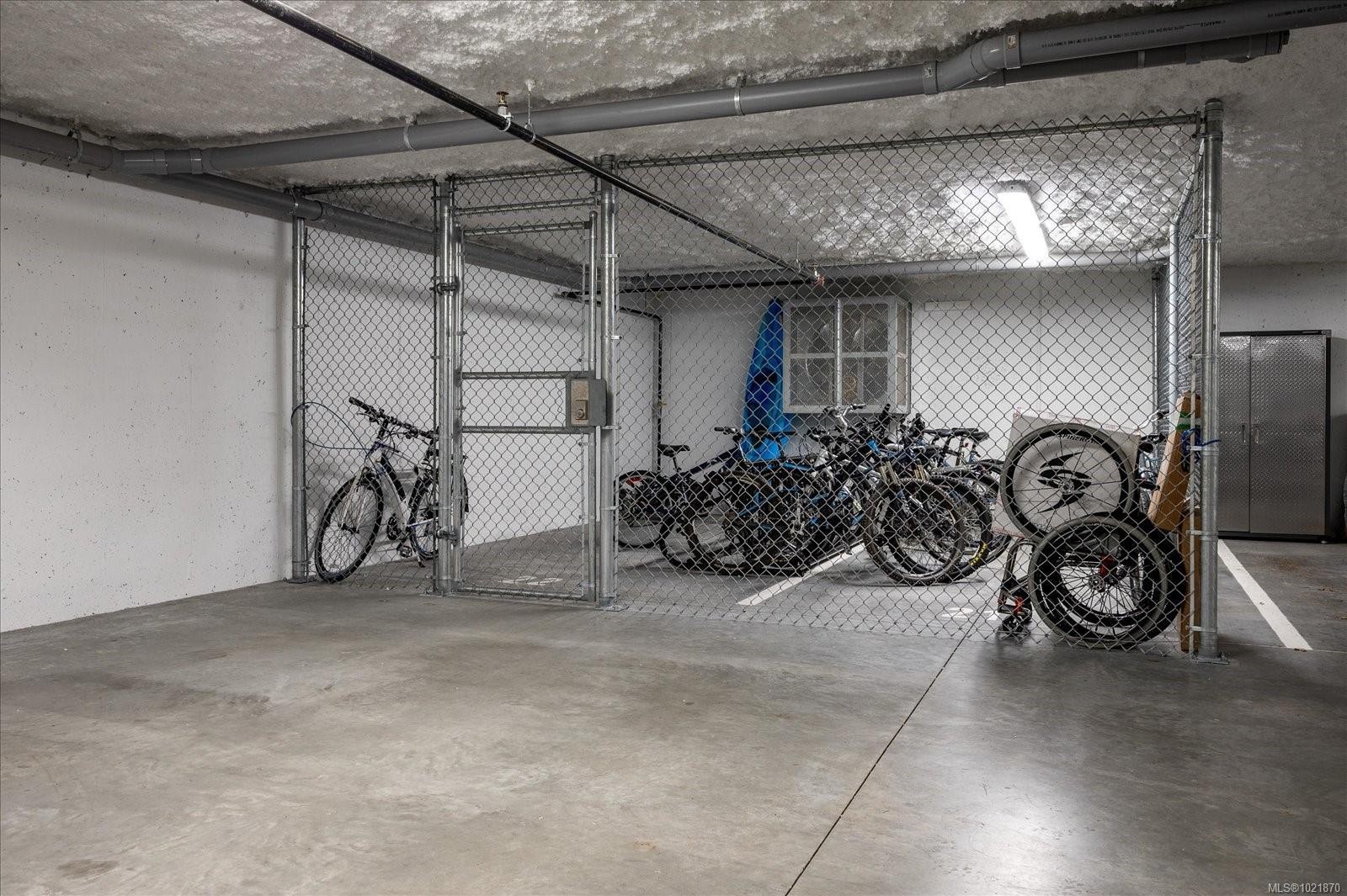 204-100 Lombardy St, Parksville, BC - Indoor Photo Showing Garage