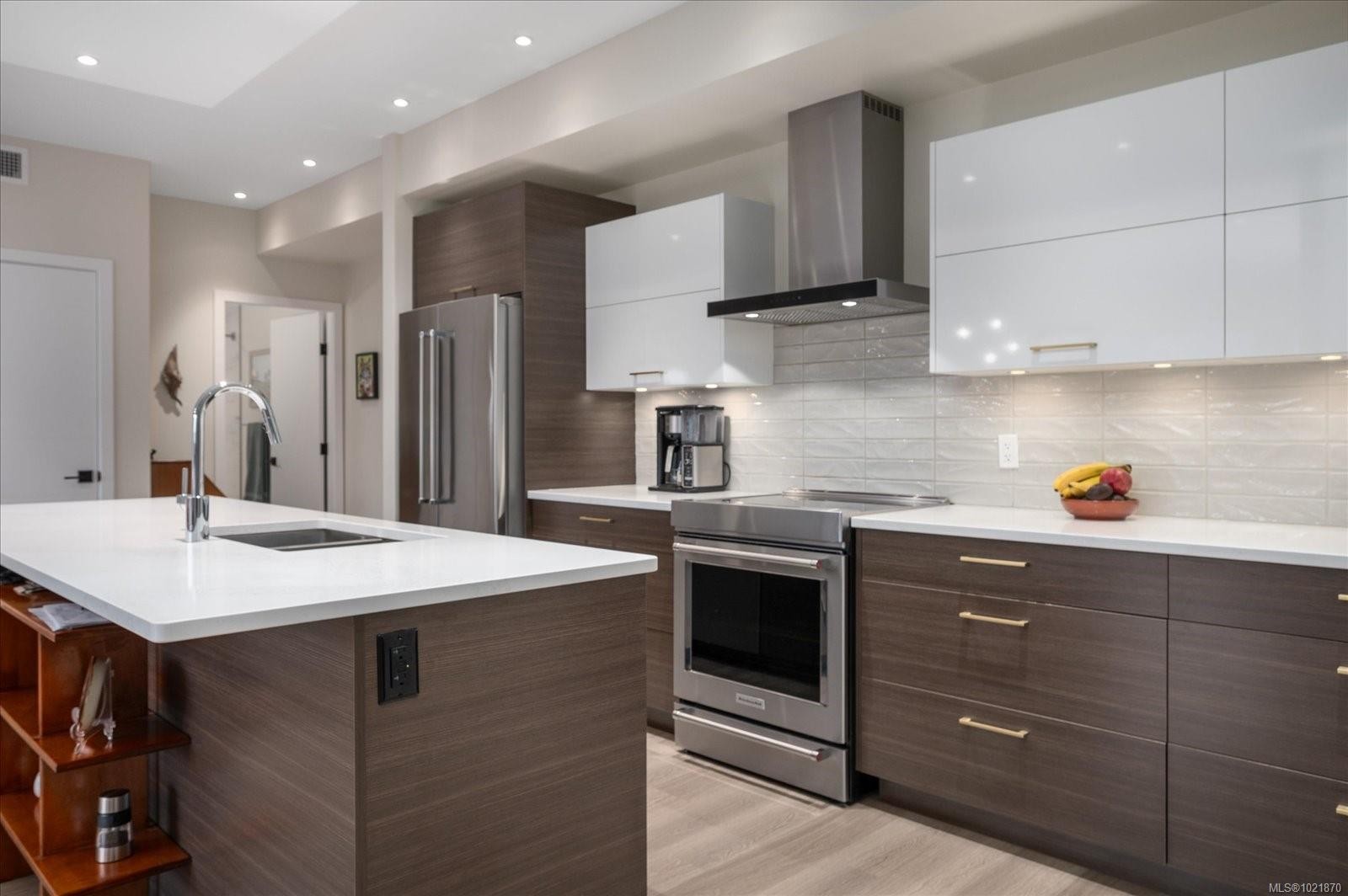 204-100 Lombardy St, Parksville, BC - Indoor Photo Showing Kitchen With Upgraded Kitchen