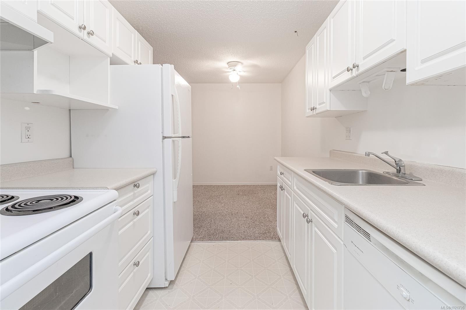 101-3251 Cowichan Lake Rd, Duncan, BC - Indoor Photo Showing Kitchen