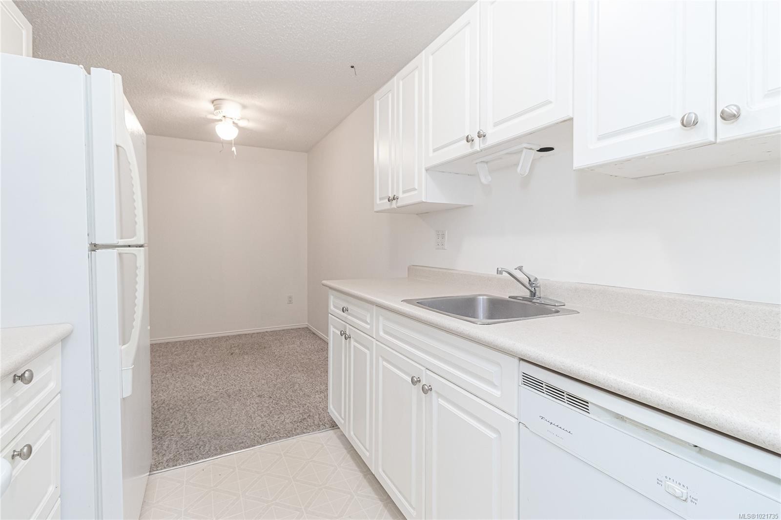 101-3251 Cowichan Lake Rd, Duncan, BC - Indoor Photo Showing Kitchen