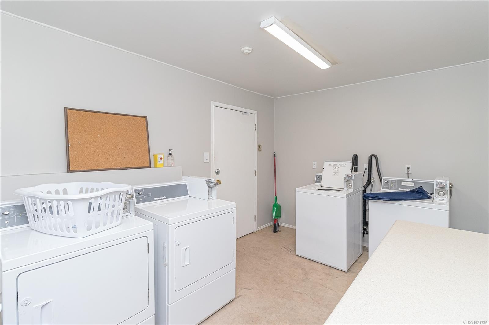 101-3251 Cowichan Lake Rd, Duncan, BC - Indoor Photo Showing Laundry Room
