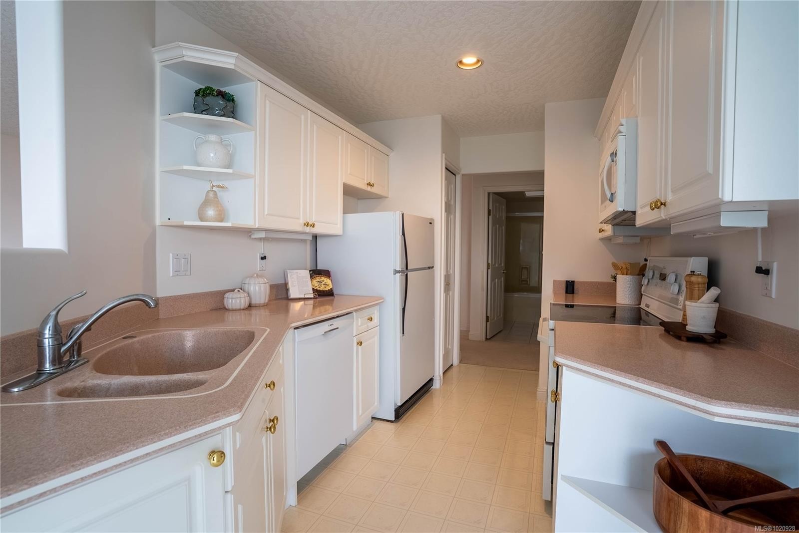 308-2550 Bevan Ave, Sidney, BC - Indoor Photo Showing Kitchen
