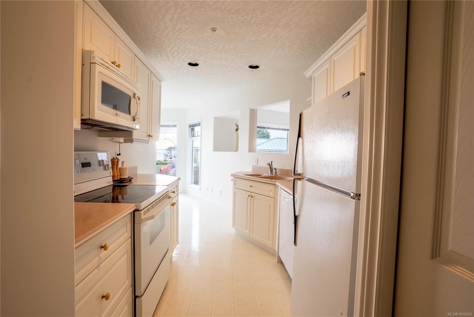308-2550 Bevan Ave, Sidney, BC - Indoor Photo Showing Kitchen