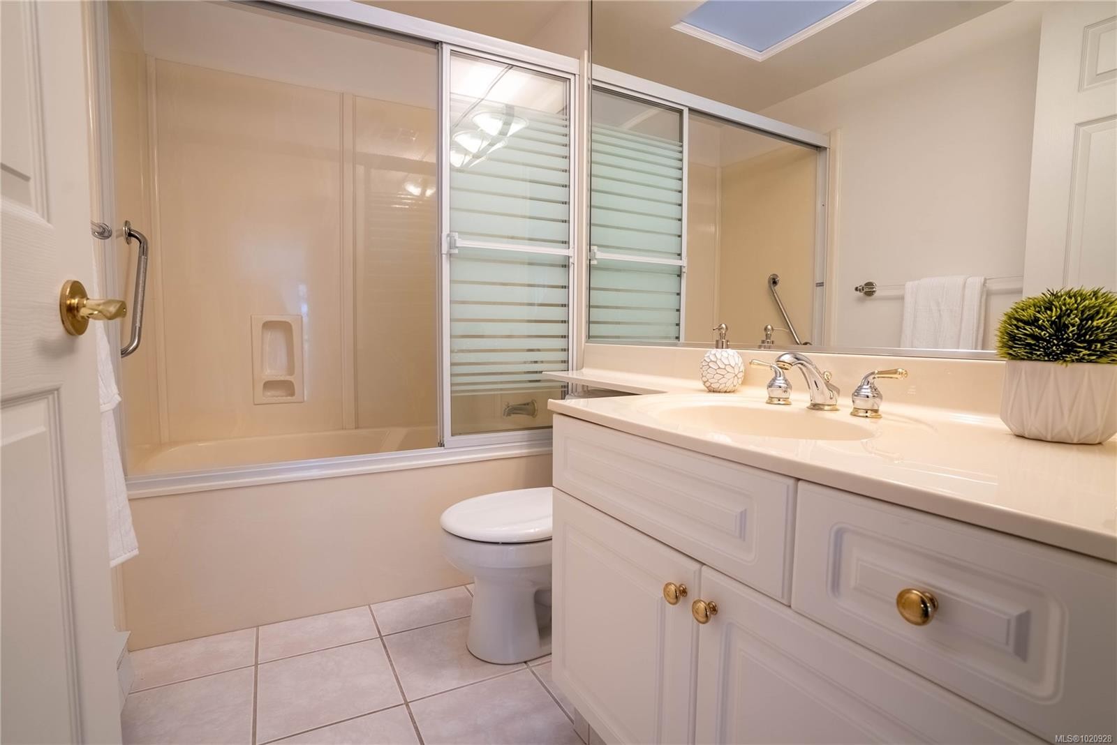 308-2550 Bevan Ave, Sidney, BC - Indoor Photo Showing Bathroom