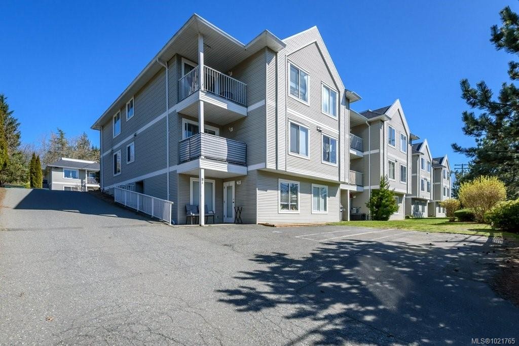 211-130 Back Rd, Courtenay, BC - Outdoor With Balcony With Facade