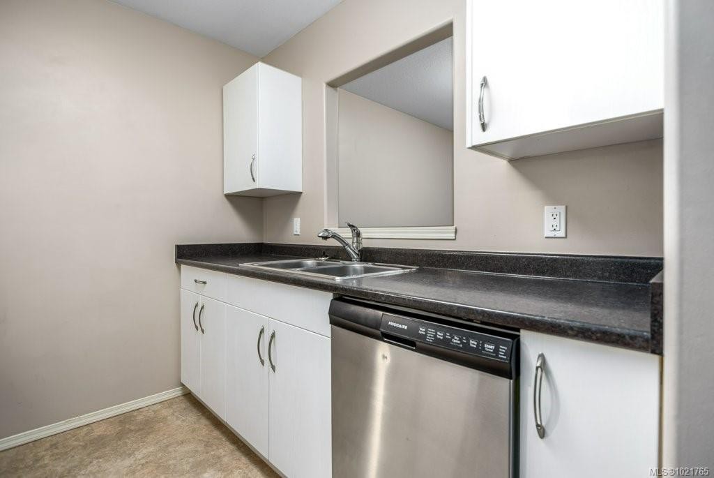 211-130 Back Rd, Courtenay, BC - Indoor Photo Showing Kitchen With Double Sink